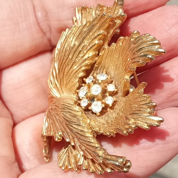 Trifari Textured 3D Gold Tone Rhinestones Center Leaf Design Signed VTG Brooch - Picture 2 of 16